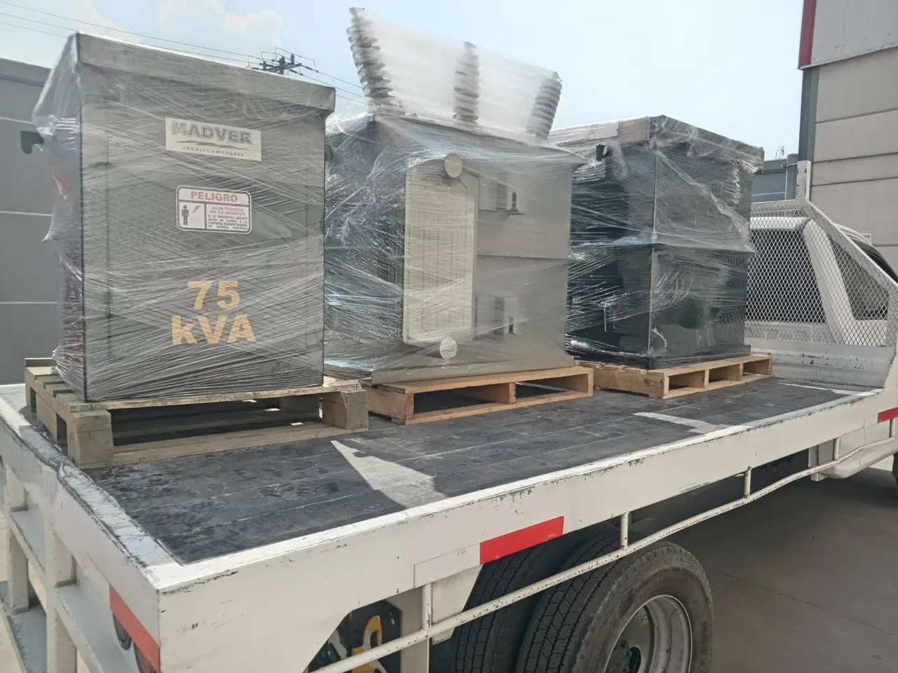 Embarque de transformadores MADVER, 75 kVA al frente