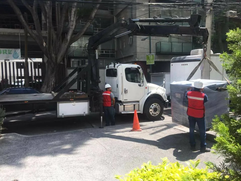 Entrega de transformador MADVER con grúa en zona urbana