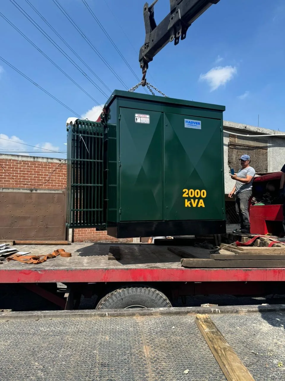 Maniobra con grúa de transformador pedestal MADVER 2000 kVA