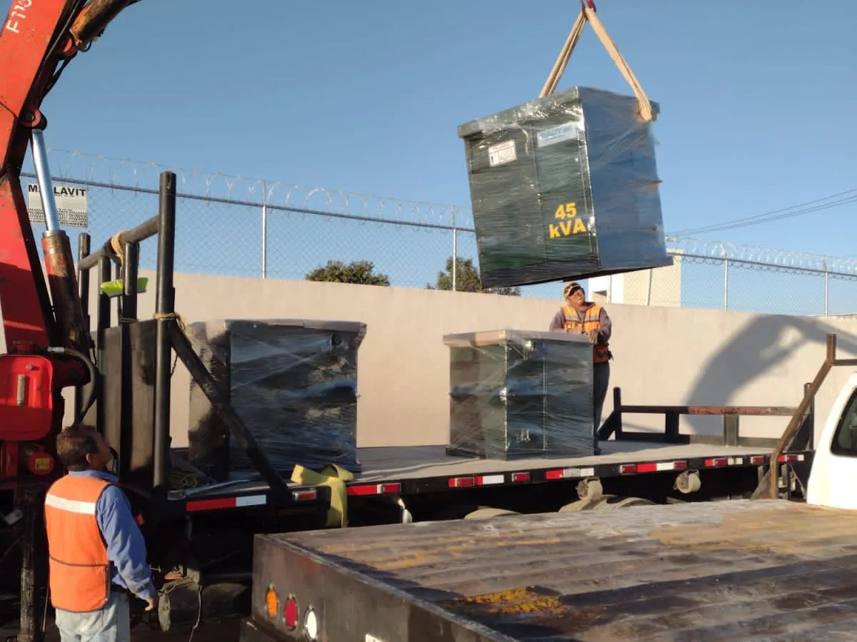 Izaje de transformador MADVER 45 kVA durante entrega